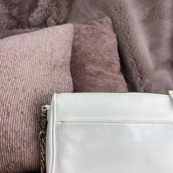 GUESS Bag - Picture 8 of 9